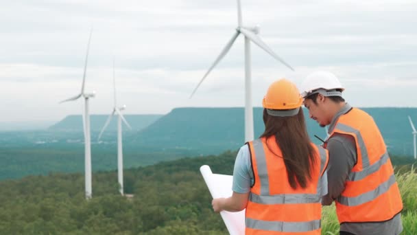 Ingénieurs Ingénieures Travaillant Dans Parc Éolien Sommet Une Colline Une — Video