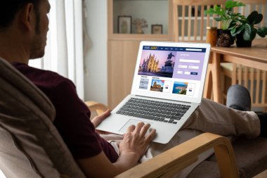 Model arama ve seyahat planlama için internet sitesi uçuş, otel ve tur rezervasyonları için anlaşma ve paket sunuyor