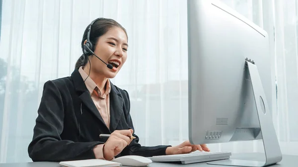 Azjatycki Operator Obsługi Klienta Noszący Słuchawki Mikrofon Pracujący Przy Jej — Zdjęcie stockowe