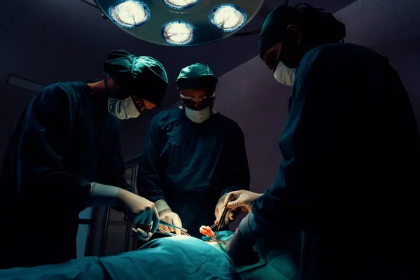 Kirurgiska Team Som Utför Kirurgi Till Patienten Sterila Operationssalen Ett — Stockfoto