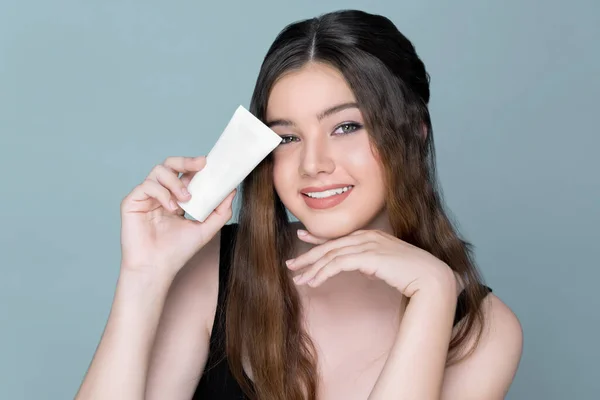 Young Charming Girl Hold Mockup Moisturizer Skincare Cream Tube Container — Stockfoto