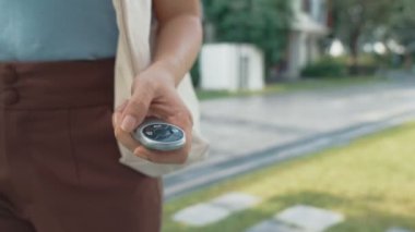 Evinde şarj edilen elektrikli bir araçla işten yeni dönen modern bir kadının ilerici yaşam tarzı. Elektrikli araç, sürdürülebilir temiz enerjiyle çalışıyor..