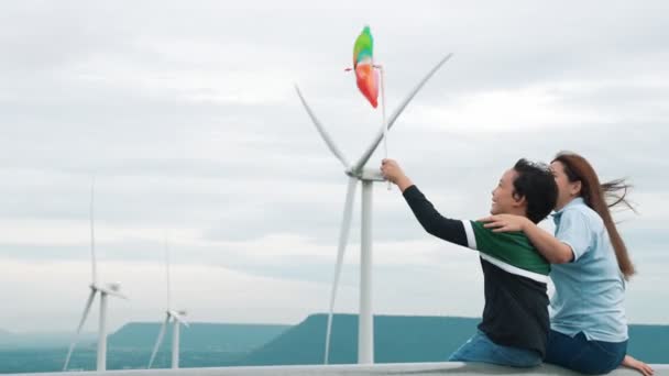 Progressieve Gelukkige Moeder Haar Zoon Het Windturbinepark Elektrische Generator Van — Stockvideo