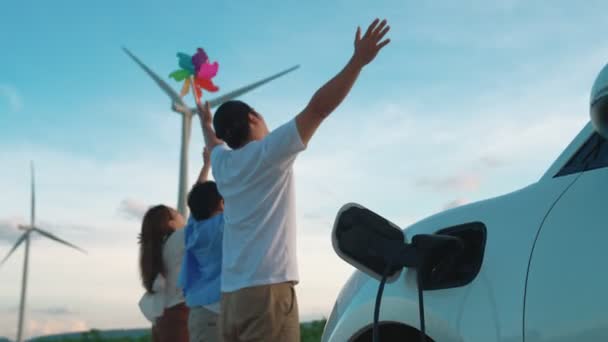 진보적 가족의 자동차와 농장에서 즐거운 시간을 보내고 발전기에서 나오는 에너지에 — 비디오