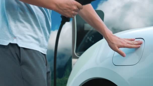 Progresivní Muž Nabíjející Elektromobil Dobíjecím Stanovišti Projíždějící Přírodou Horami Elektrárně — Stock video