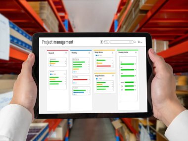 Ekip projesinin zaman çizelgesini gösteren bilgisayar ekranında, modern iş projesi yönetimi için proje planlama yazılımı