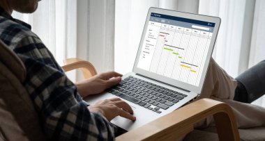 Ekip projesinin zaman çizelgesini gösteren bilgisayar ekranında, modern iş projesi yönetimi için proje planlama yazılımı