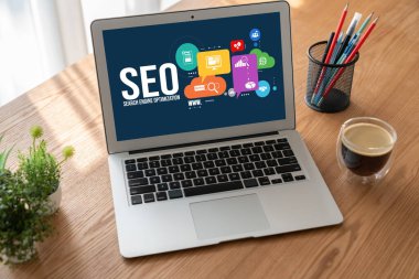 Model e-ticaret için SEO arama motoru optimizasyonu ve bilgisayar ekranında gösterilen çevrimiçi perakende işi