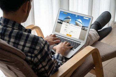 Online uçuş rezervasyon sitesi mod rezervasyon sistemi sağlar. Seyahat teknolojisi kavramı .