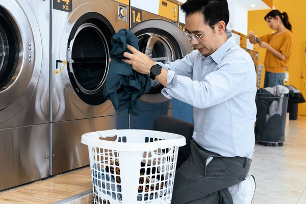 Povos Asiáticos Que Usam Moeda Qualificada Operaram Máquina Lavanderia Sala — Fotografia de Stock