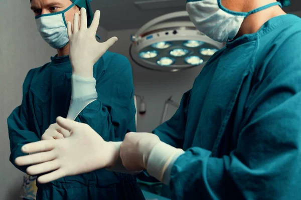 Хірург Одягнув Захисні Хірургічні Стерильні Рукавички Маску Перед Проведенням Хірургічної — стокове фото