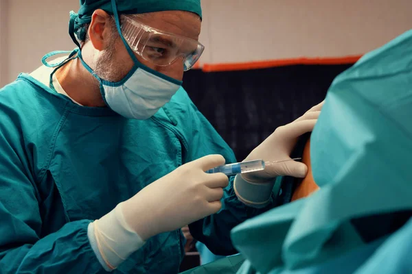 Cirujano Inyectar Anestesia Con Jeringa Paciente Antes Realizar Cirugía Quirófano — Foto de Stock