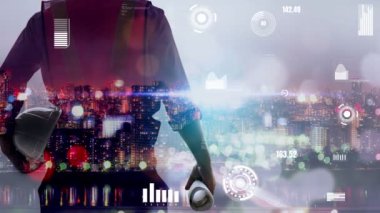 Gelecekteki bina inşaatı ve HUD hologram grafik tasarımı ile yaratıcı mühendislik projesi konsepti. İnşaat mühendisi, mimar ya da inşaat işçisi modern sivil teknoloji ile çalışıyor..