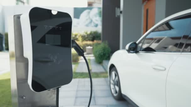 Stacja Ładowania Domu Zapewnia Ekologiczny Zrównoważony Zasilacz Dla Samochodów Elektrycznych — Wideo stockowe