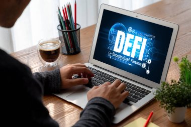 Model bilgisayar ekranında merkezi olmayan finans veya DeFi kavramı. Defi sistemi yeni yatırım ve tasarruf seçenekleri sunuyor .