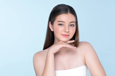 Portrait of young brunette with long hair and flawless skin with hand gesture for beauty and cosmetic concept. charming beautiful young girl posing hands for skincare or cosmetic advertising.