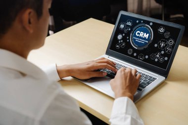 CRM işletme ve işletme için modern bilgisayarda müşteri ilişkileri yönetim sistemi