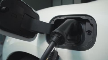 Ev şarj istasyonu, elektronik araç için sürdürülebilir, yenilenebilir enerji kaynağı, modern modern yaşam tarzı için evdeki EV arabaları sağlıyor. Çevre dostu melez elektro ve petrol aracı bataryası.