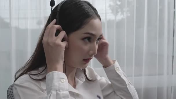 年轻热情的女操作员戴上耳机 看着摄像机 立即开始工作 提供客户服务 客户支持的员工 — 图库视频影像