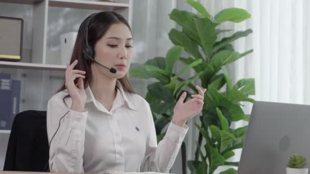 Operatorul Asiatic Asistență Pentru Clienți Care Poartă Căști Microfon Care — Videoclip de stoc