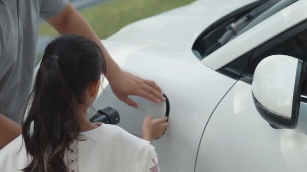 Progresivní Otec Dcera Instalují Zástrčku Domácí Nabíjecí Stanice Pro Elektromobily — Stock video