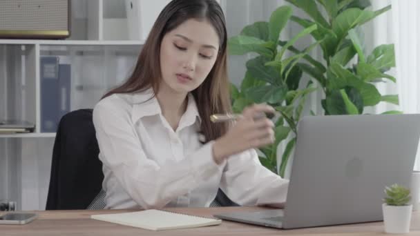 充满热情的女商人在办公室里工作和打字 漂亮的年轻女职员坐在她的办公桌前 用笔记本电脑工作 — 图库视频影像