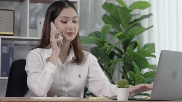 Junge Begeisterte Geschäftsfrau Telefoniert Und Schreibt Ihrem Schreibtisch Mit Laptop — Stockvideo