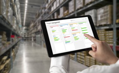 Ekip projesinin zaman çizelgesini gösteren bilgisayar ekranında, modern iş projesi yönetimi için proje planlama yazılımı