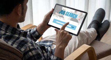 Çalışanların işe alım İnternet ağındaki iş fırsatlarını araması için mod web sitesinde online iş araması