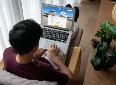 Online uçuş rezervasyon sitesi mod rezervasyon sistemi sağlar. Seyahat teknolojisi kavramı .