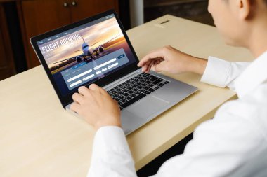 Online uçuş rezervasyon sitesi mod rezervasyon sistemi sağlar. Seyahat teknolojisi kavramı .