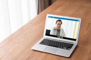 Hasta ile sanal görüşme için mod teletıp yazılım uygulaması tarafından çevrimiçi doktor görüntüsü çağrısı