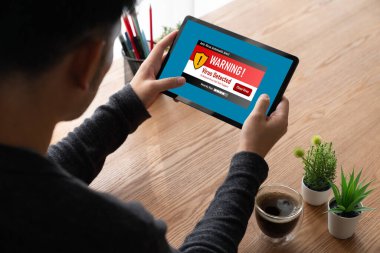 Bilgisayar ekranındaki virüs uyarısı mobil siber tehdit, hacker, bilgisayar virüsü ve kötü amaçlı yazılım tespit edildi
