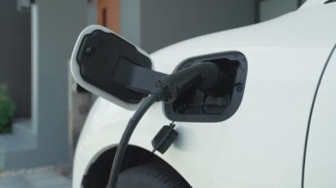 Ev şarj istasyonu, elektronik araç için sürdürülebilir, yenilenebilir enerji kaynağı, modern modern yaşam tarzı için evdeki EV arabaları sağlıyor. Çevre dostu melez elektro ve petrol aracı bataryası.
