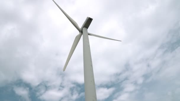 利用风能作为可再生能源的渐进方式 通过风力涡轮机农场为现代生活方式提供动力 无二氧化碳排放风力发电机组 — 图库视频影像