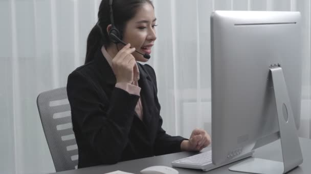 Azjatycki Operator Obsługi Klienta Noszący Słuchawki Mikrofon Pracujący Przy Jej — Wideo stockowe