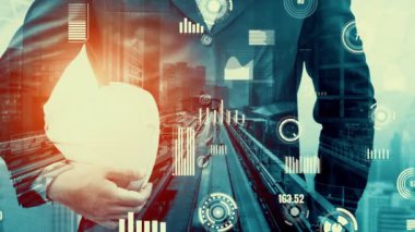 Gelecekteki bina inşaatı ve HUD hologram grafik tasarımı ile yaratıcı mühendislik projesi konsepti. İnşaat mühendisi, mimar ya da inşaat işçisi modern sivil teknoloji ile çalışıyor..