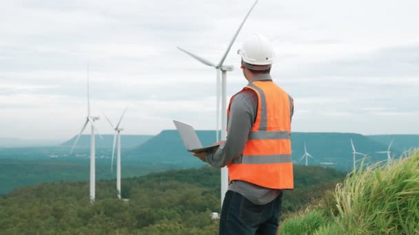在乡村山顶上的风电场上工作的工程师 可再生能源和可持续能源的未来生产的渐进理想 风力涡轮机发电 — 图库视频影像