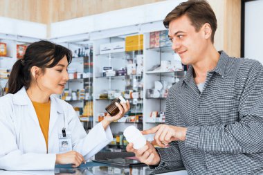 Profesyonel eczacı, nitelikli tıbbi ürünün mülkiyetini eczanedeki müşteriye, eczacıya, müşterinin sağlık soruşturmasına, tıbbi hizmetlere ve konsültasyona cevap verecek kişiye tavsiye veya açıklar..