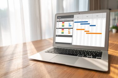 Ekip projesinin zaman çizelgesini gösteren bilgisayar ekranında, modern iş projesi yönetimi için proje planlama yazılımı