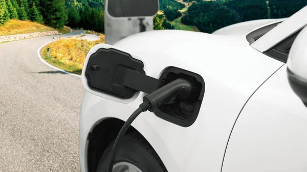 Postępowa Koncepcja Świadomości Ekologicznej Samochodów Elektrycznych Stacji Ładowania Wzgórzu Samochód — Zdjęcie stockowe