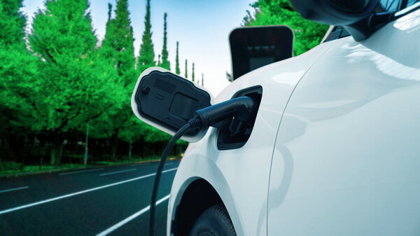 Прогрессивная концепция поездки электрический автомобиль остановки для подзарядки энергии от зарядной станции в отдаленном районе до достижения пункта назначения, EV автомобиль питание от возобновляемых источников энергии и чистой энергии для зеленой окружающей среды