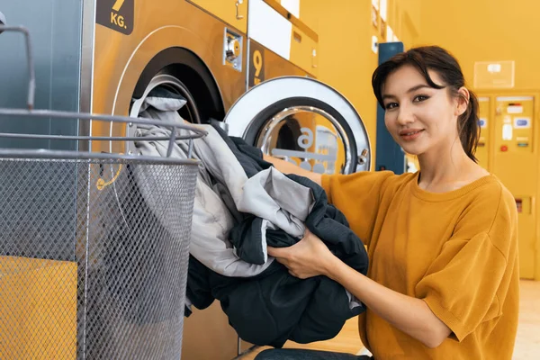 Les Asiatiques Qui Utilisent Une Machine Laver Pièces Qualifiée Dans — Photo