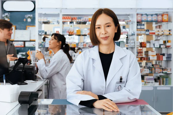 Retrato Afável Asiático Farmacêutico Farmacêutico Qualificado Frasco Pílula Medicina Prateleira — Fotografia de Stock