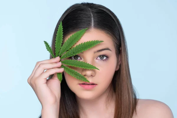 Closeup Portrait Charming Girl Fresh Skin Holding Green Leaf Beauty — Stockfoto