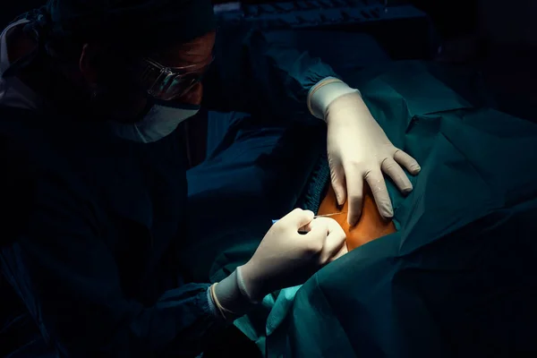 Cerrah Modern Cerrahi Ekipmanlarla Steril Ameliyathanede Ameliyat Yapmadan Önce Hastaya — Stok fotoğraf
