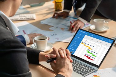 Ekip projesinin zaman çizelgesini gösteren bilgisayar ekranında, modern iş projesi yönetimi için proje planlama yazılımı