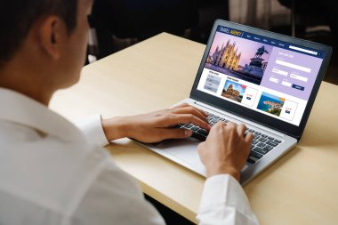 Model arama ve seyahat planlama için internet sitesi uçuş, otel ve tur rezervasyonları için anlaşma ve paket sunuyor