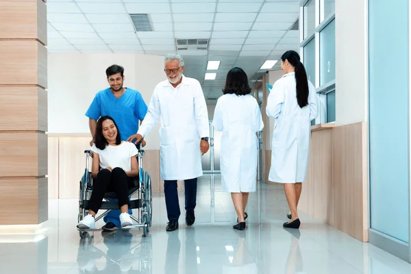Doktor Ošetřovatel Převezou Pacientku Invalidním Vozíku Sterilní Nemocniční Chodbě Zdravotní — Stock fotografie
