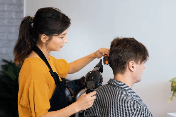 Azjatycka Kobieta Fryzjer Robi Fryzurę Dla Męskiego Klienta Męską Fryzurą — Zdjęcie stockowe
